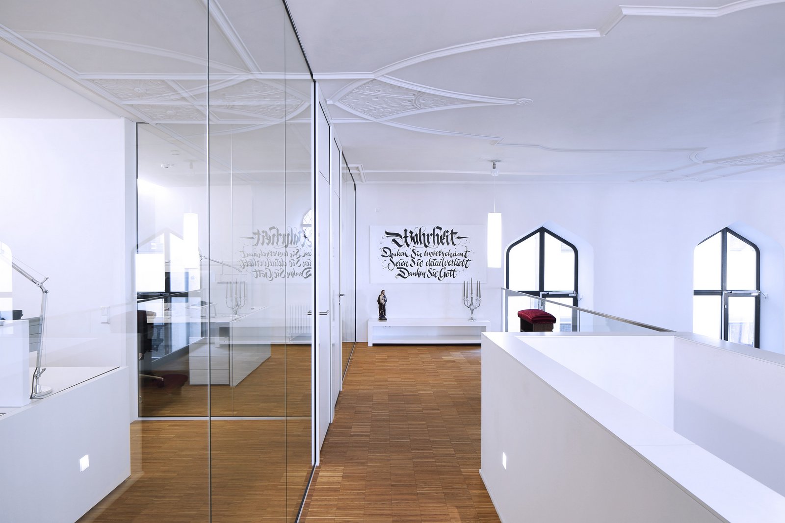 glass wall atau dinding kaca tempert sampai plafond tingginya