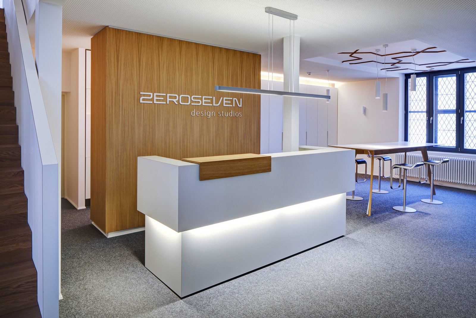 lobby reseptionis minimalis dengan warna backdrop colat dari hpl