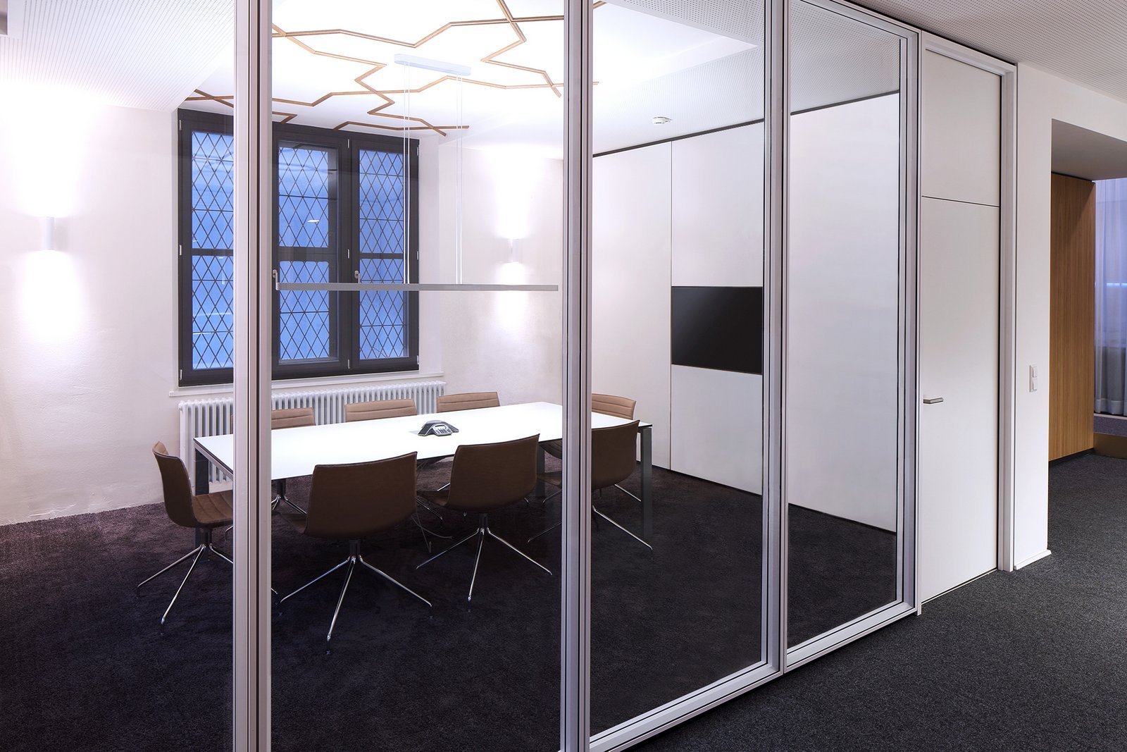 ruang meeting minimalis dengan dinding glass wall
