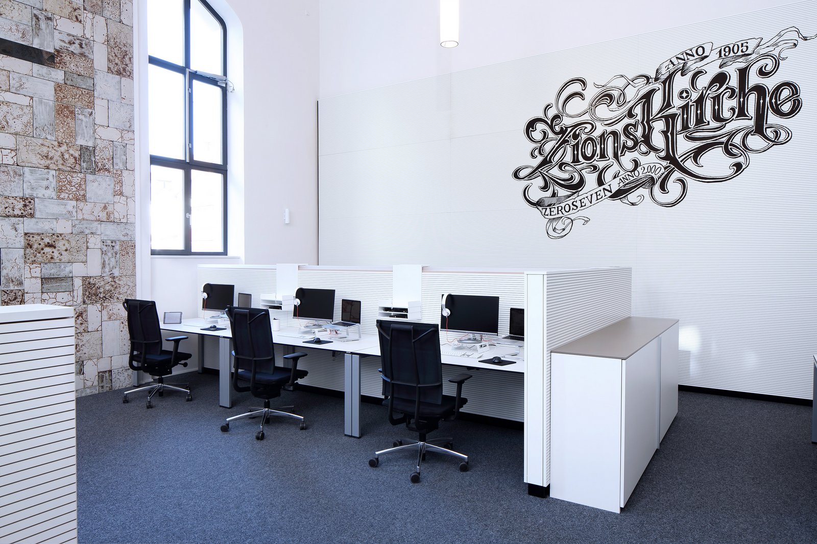 workstation minimalis warna putih dengan kaki besi dengan lemari fiel dari kayu